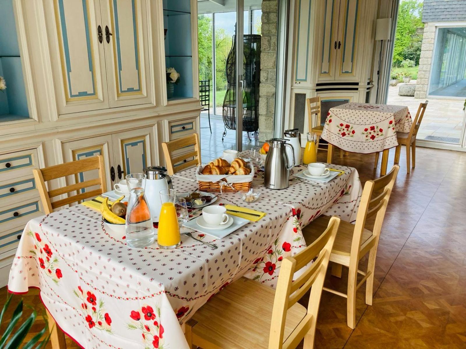 Domaine De La Chesnaie Bed & Breakfast Josselin Bagian luar foto