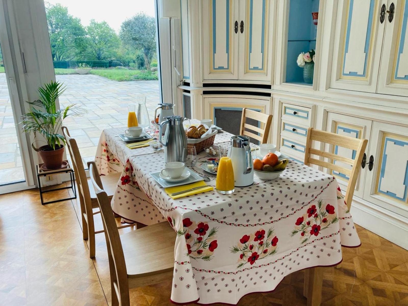 Domaine De La Chesnaie Bed & Breakfast Josselin Bagian luar foto